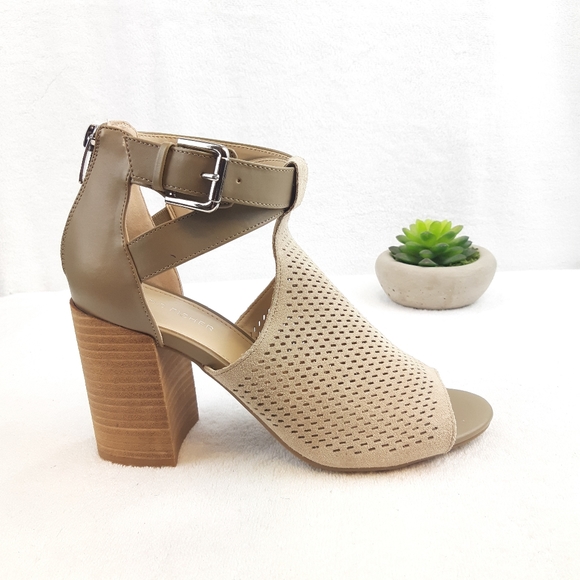 MARC FISHER GABIE SANDALS - Picture 1 of 16